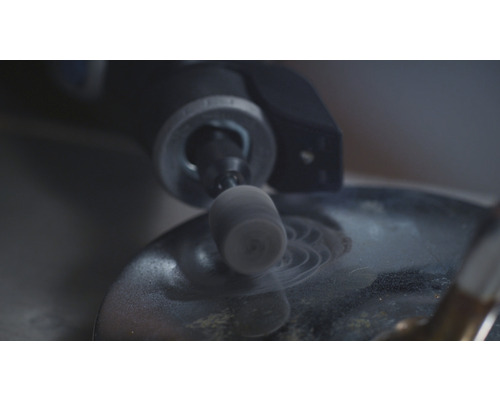 Nahaufnahme eines Schleifwerkzeugs bei der Arbeit auf einer Oberfläche