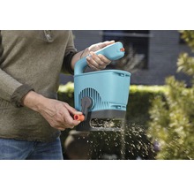 Person benutzt einen Gardena Streuwagen für die Gartenarbeit