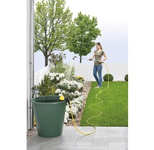 Gartenbewässerung mit Regenwassertonne, Gartenschlauch und Sprühlanze im Garten.
