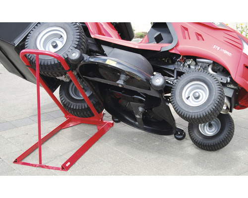 Rasenmähertraktor auf einem Rasentraktorheber zur Wartung