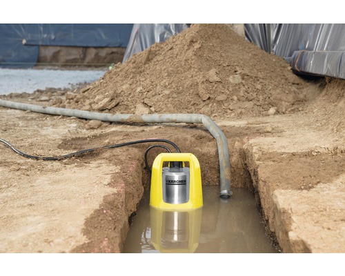 Kärcher Logo Schmutzwasserpumpe im Graben mit Wasser