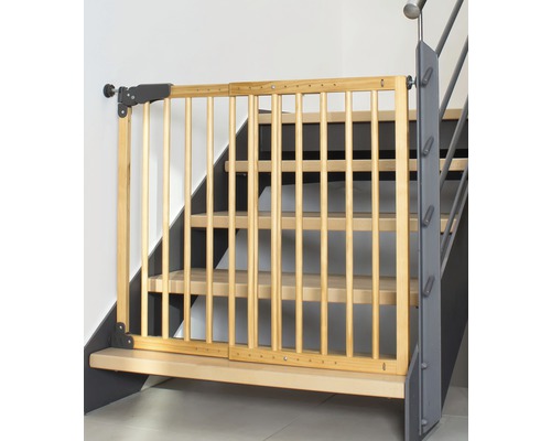 Treppenschutzgitter aus Holz am Treppenaufgang montiert