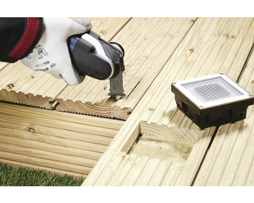 Oszillierendes Werkzeug schneidet Holzdiele für die Installation einer quadratischen Leuchte