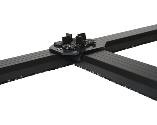 Detailansicht einer schwarzen Unterkonstruktion mit vier Füßen.