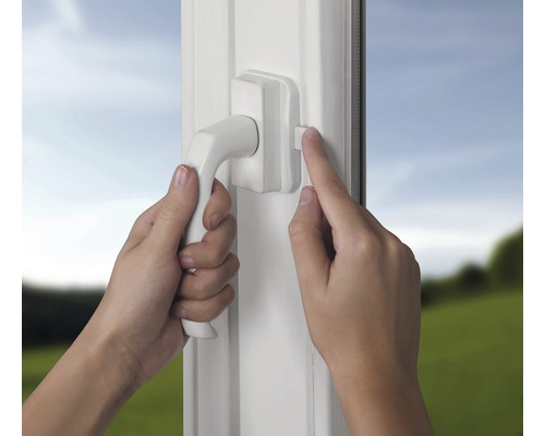 Person bedient einen Fenstergriff mit Kippfunktion