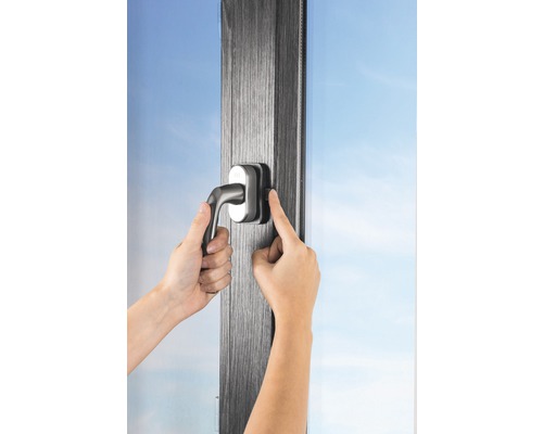 Bedienung eines Fenstergriffs an einem Fenster