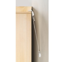 Kindersicherung für Möbel, montiert an einem Holzschrank