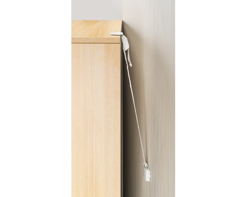 Kindersicherung für Möbel, montiert an einem Holzschrank