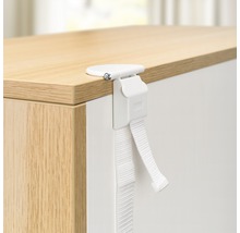 Kindersicherung an einem Schrank befestigt