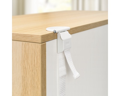 Kindersicherung an einem Schrank befestigt