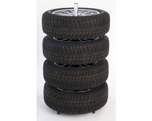 Reifenstapel mit vier Winterreifen und Felgen