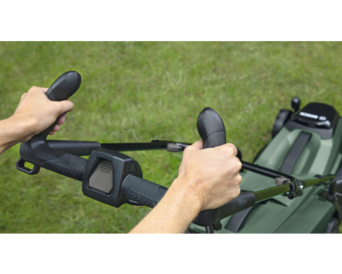 Bedienung eines Rasenmähers mit Handgriffen