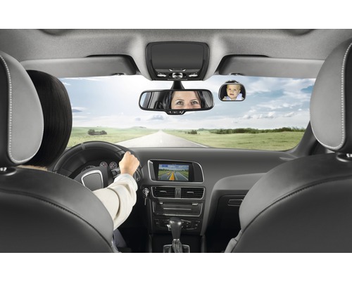 Innenraum eines Autos mit Fahrer und zusätzlichem Spiegel zur Beobachtung eines Kindes