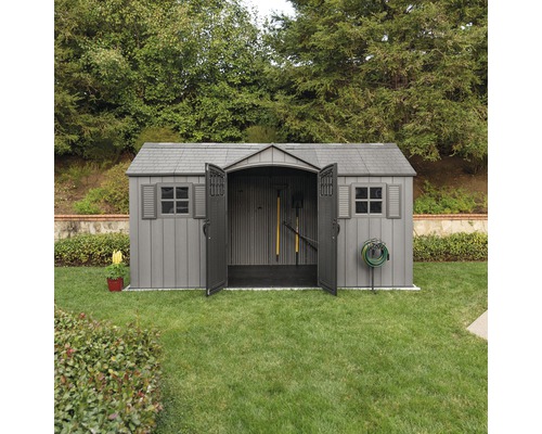 Gartenschuppen mit geöffneten Türen auf Rasenfläche