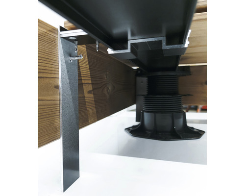 Detailansicht eines Terrassenunterbaus mit verstellbarem Stelzlager, Aluminiumprofil und Schrauben