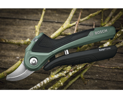 Bosch EasyPrune Gartenschere auf Ästen