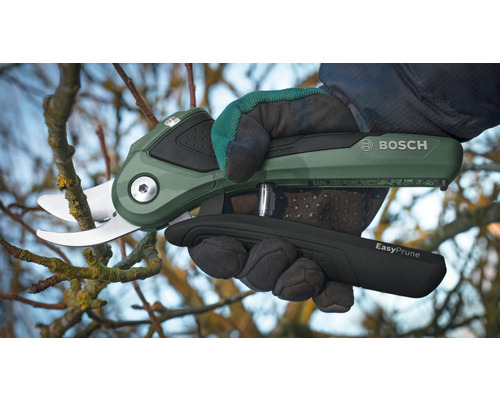 Akku-Gartenschere Bosch EasyPrune beim Schneiden eines Astes