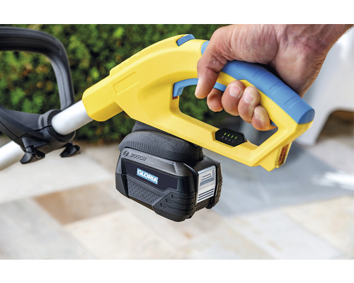 Nahaufnahme einer Akku-Grasschere mit Bosch Akku