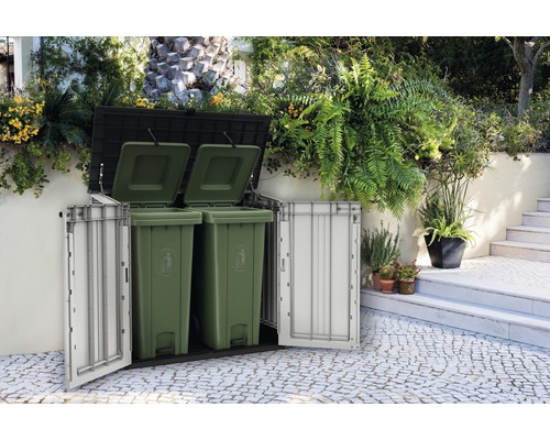 Mülltonnenbox mit zwei grünen Mülltonnen in einem Garten