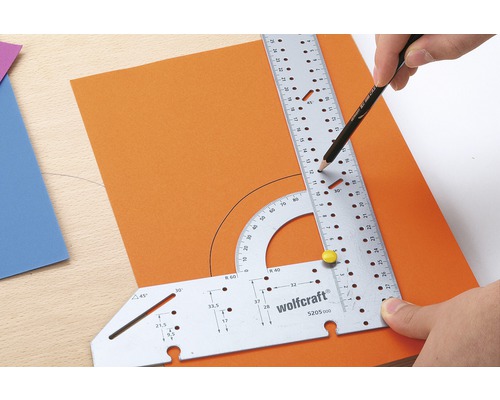 Wolfcraft Multifunktionswinkel zum Anzeichnen eines Halbkreises auf orangenem Papier mit Bleistift.