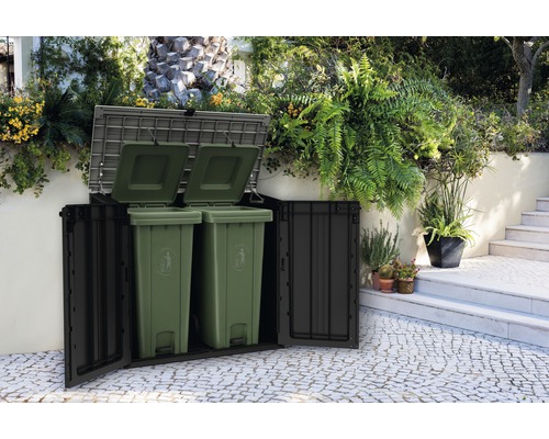 Mülltonnenbox mit zwei grünen Mülltonnen und geöffneten Türen im Garten