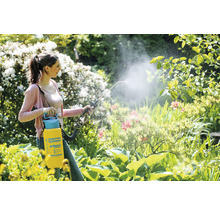 Frau verwendet Gloria Prima 5 Drucksprühgerät zur Gartenpflege.