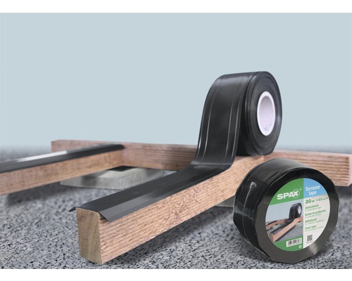 Sicht auf eine Rolle Spax Terrassenband auf einem Holzrahmen.