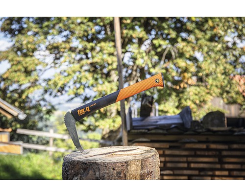 for.q Logo Axt zum Entasten auf einem Holzstumpf