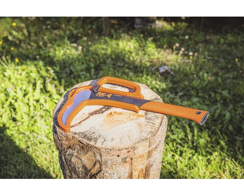 Holzspalter auf einem Baumstumpf im Freien