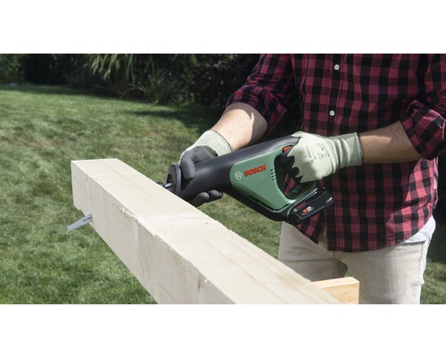 Akkusäbelsäge beim Sägen von Holz