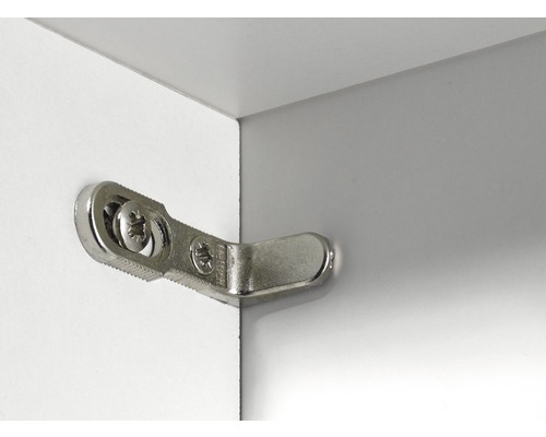 Eckverbinder aus Metall an einer Möbelplatte befestigt