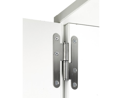 Detailansicht eines Möbelscharniers aus Metall an einer weißen Möbeltür.