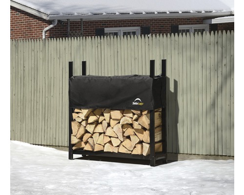 Holzlagerregal mit Holz und Abdeckung im winterlichen Garten