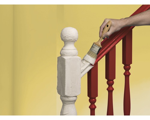 Anstreichen eines Treppengeländers mit einem Pinsel