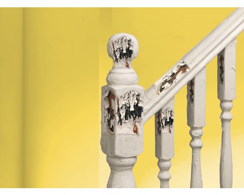 Detailaufnahme einer Treppe mit abblätternder Farbe, die Renovierungsbedarf zeigt