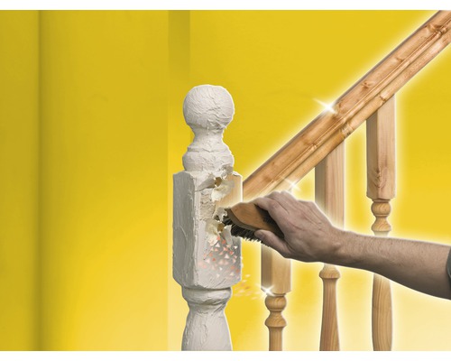 Eine Person verwendet eine Bürste, um eine Treppe zu reinigen.