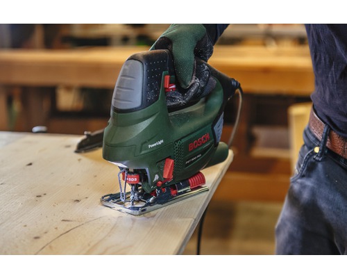 Bosch Stichsäge im Einsatz auf einem Werkstück.