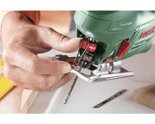 Eine Person wechselt das Sägeblatt einer Stichsäge.