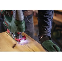 Eine Stichsäge schneidet ein Stück Holz. Bosch Logo.
