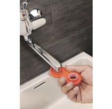 Installation eines Wasserhahns mit einem Werkzeug