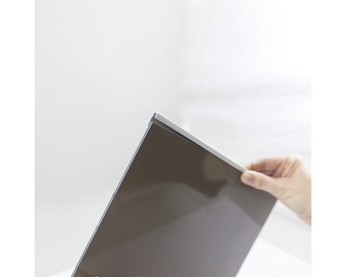 Abschlussprofil Breuer Decodesign gerade 2550 mm schwarz matt für 3 mm Rückwände Blick auf eine Person, die eine Sichtschutzplatte hält