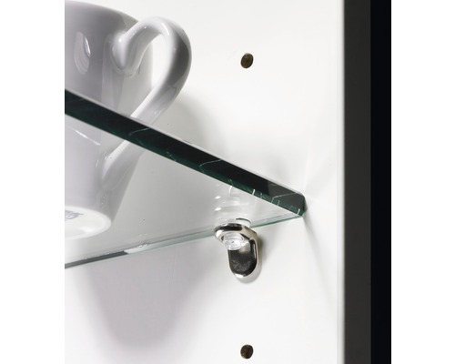 Detailansicht eines Glasschrankbodens mit Tasse