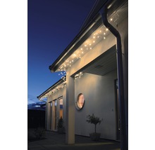 Hausfassade mit Lichterketten zur Dekoration.