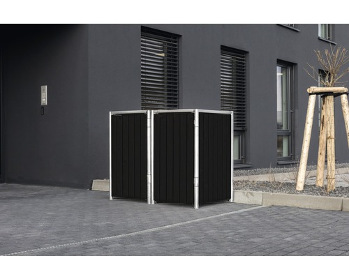 Doppelter Mülltonnenbox aus Aluminium und Holz vor einem Gebäude