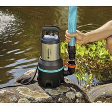 Gardena Schmutzwasserpumpe beim Anschließen eines Schlauches an einem Teich