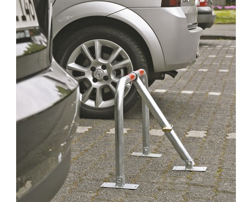 Metall-Parkplatzsperre zur Sicherung eines Stellplatzes.