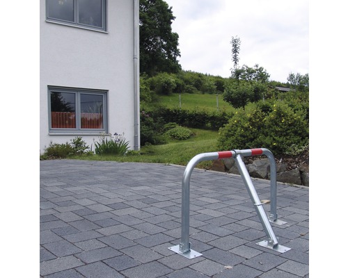 Fahrradparker aus Metall vor einem Haus