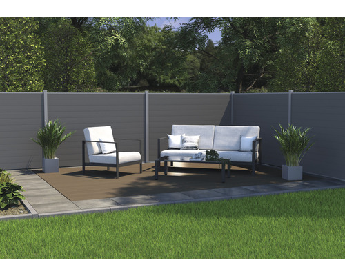 Gartenszene mit Zaun, Sitzgruppe und Pflanzen