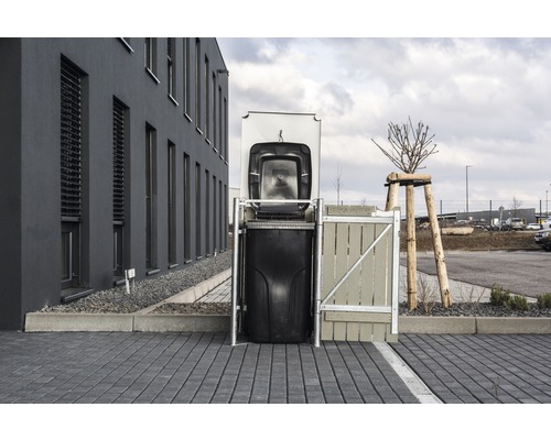 Mülltonnenbox mit geöffnetem Deckel vor Gebäude