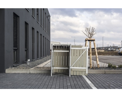 Mülltonnenbox aus Holz und Metall vor Gebäude